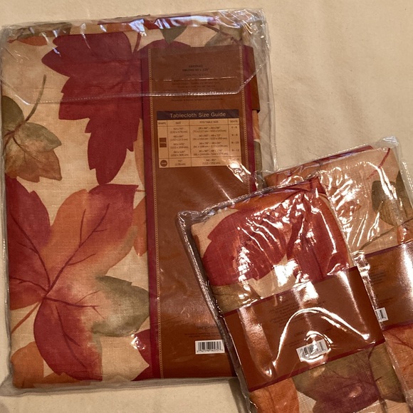 Linens n Things Tablecloth and Napkin Set, NEW - Picture 3 of 4